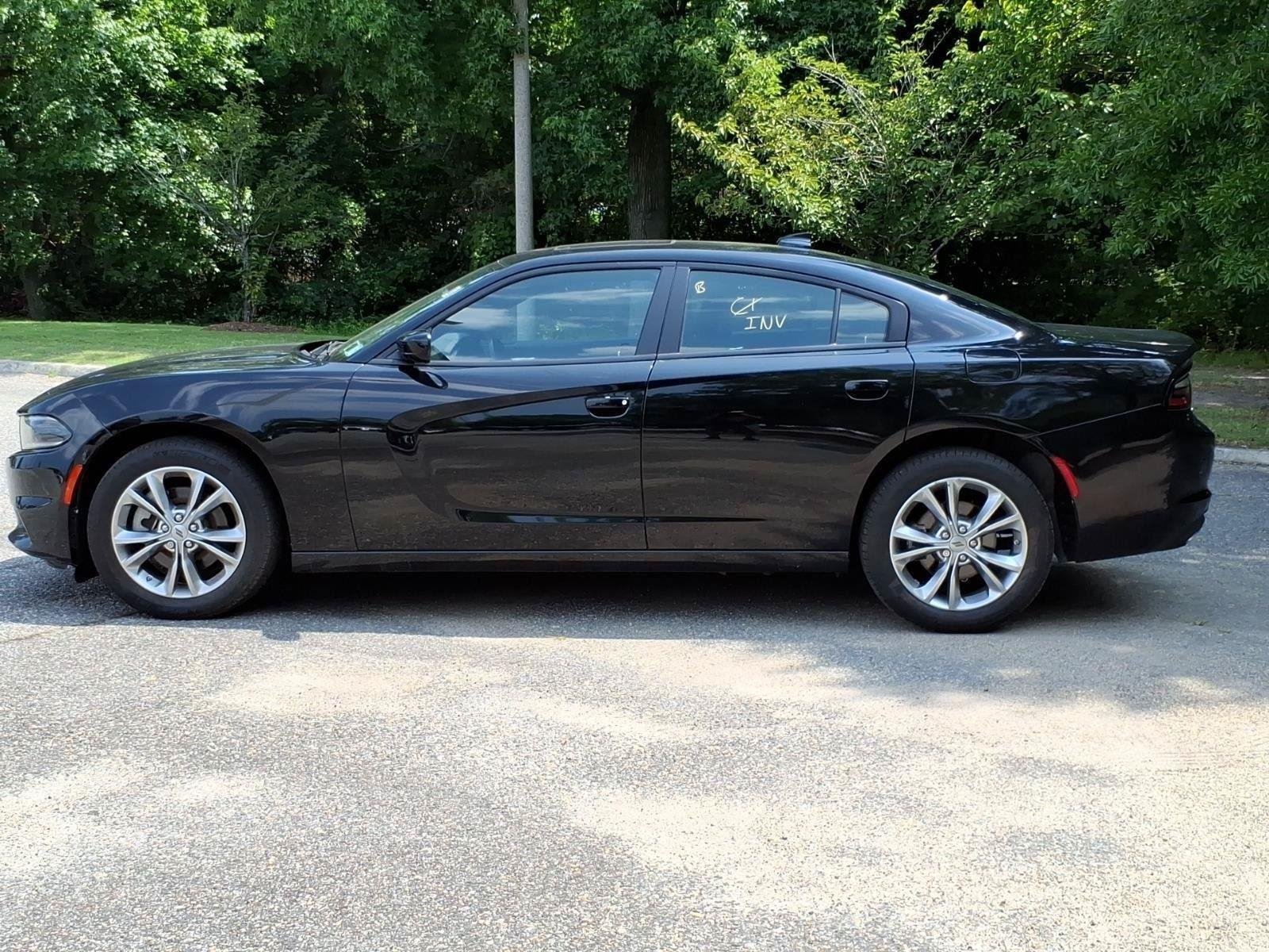 Used 2022 Pitch Black Clearcoat Dodge SXT image 3
