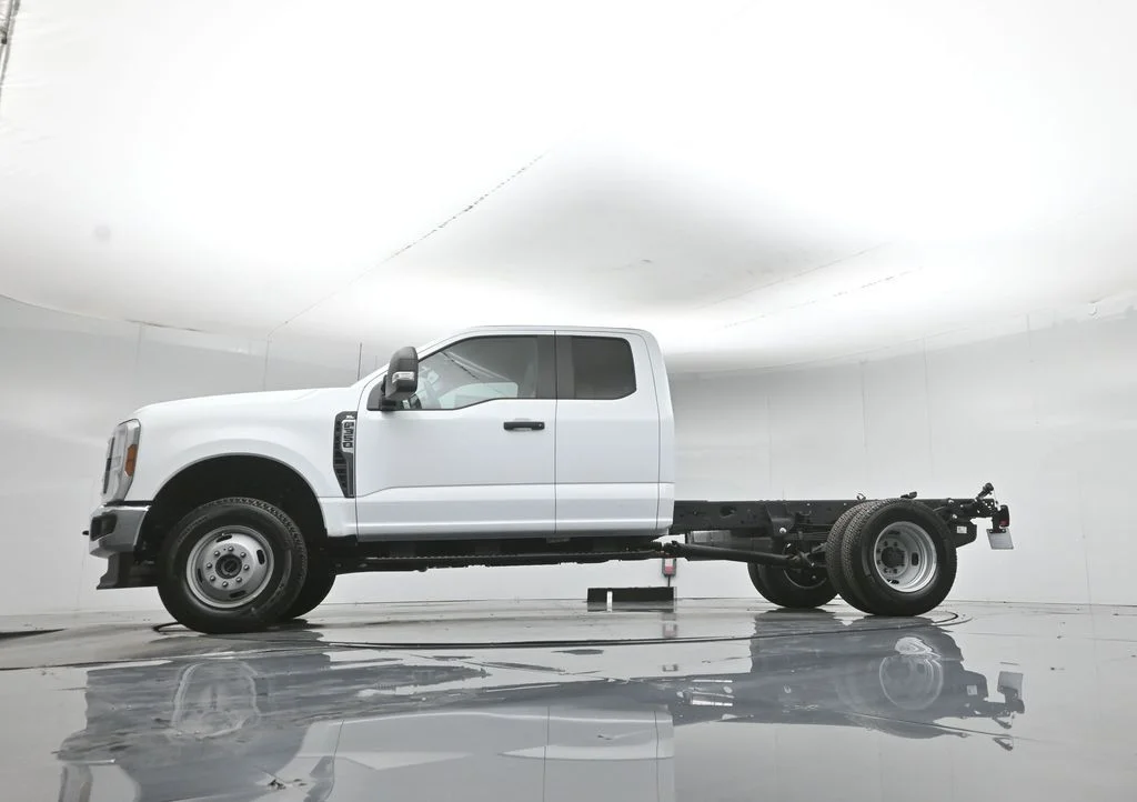 New 2026 Oxford White Ford XL image 7