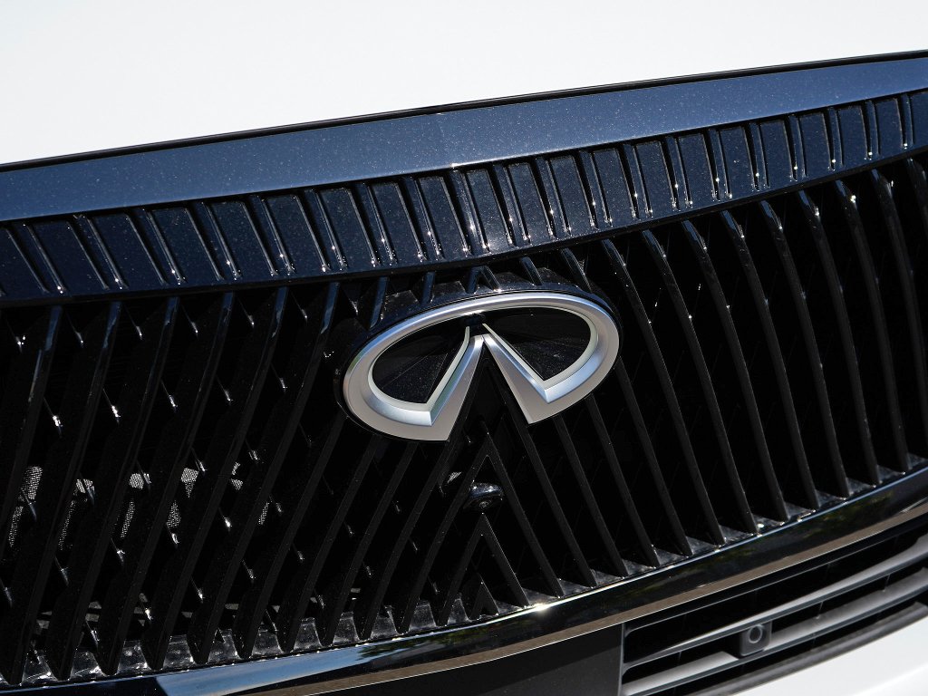 Used 2026 Radiant White/Black Obsidian INFINITI AUTOGRAPH image 3