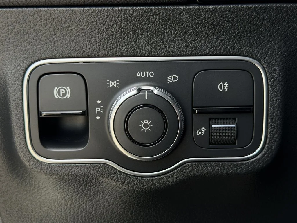 Used 2025  Mercedes-Benz GLA 250 image 21