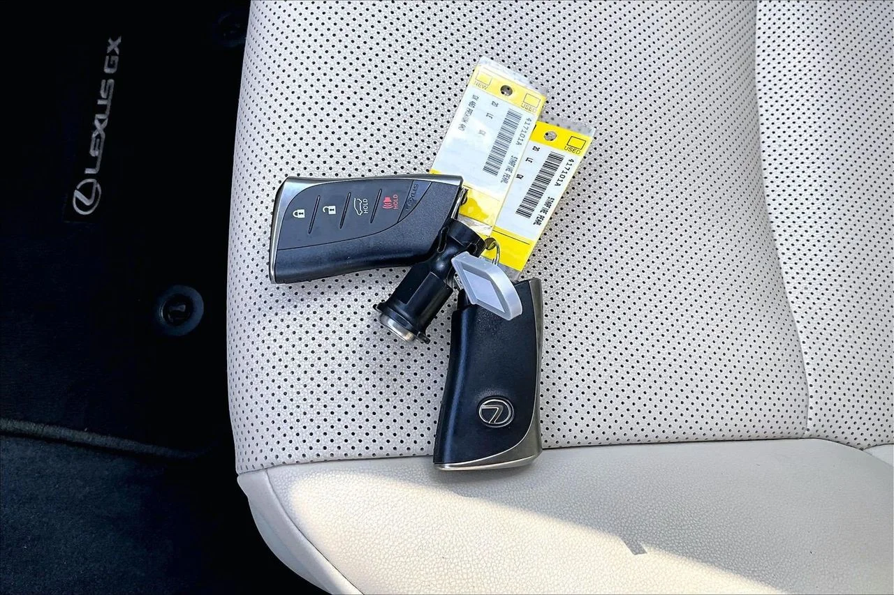 Used 2020  Lexus 460 image 33