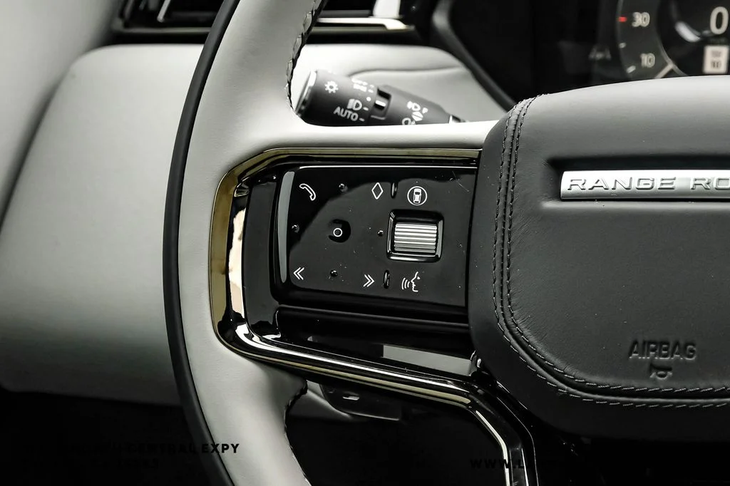 New 2026 Ostuni Pearl Wht Prem Met Land Rover Dynamic SE image 15