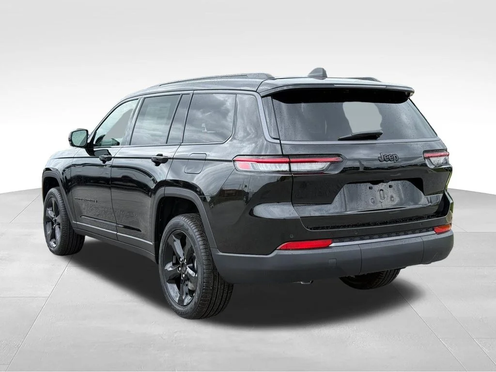 New 2026 Diamond Black Crystal Pearl-Coat Exterior Paint Jeep Limited image 4