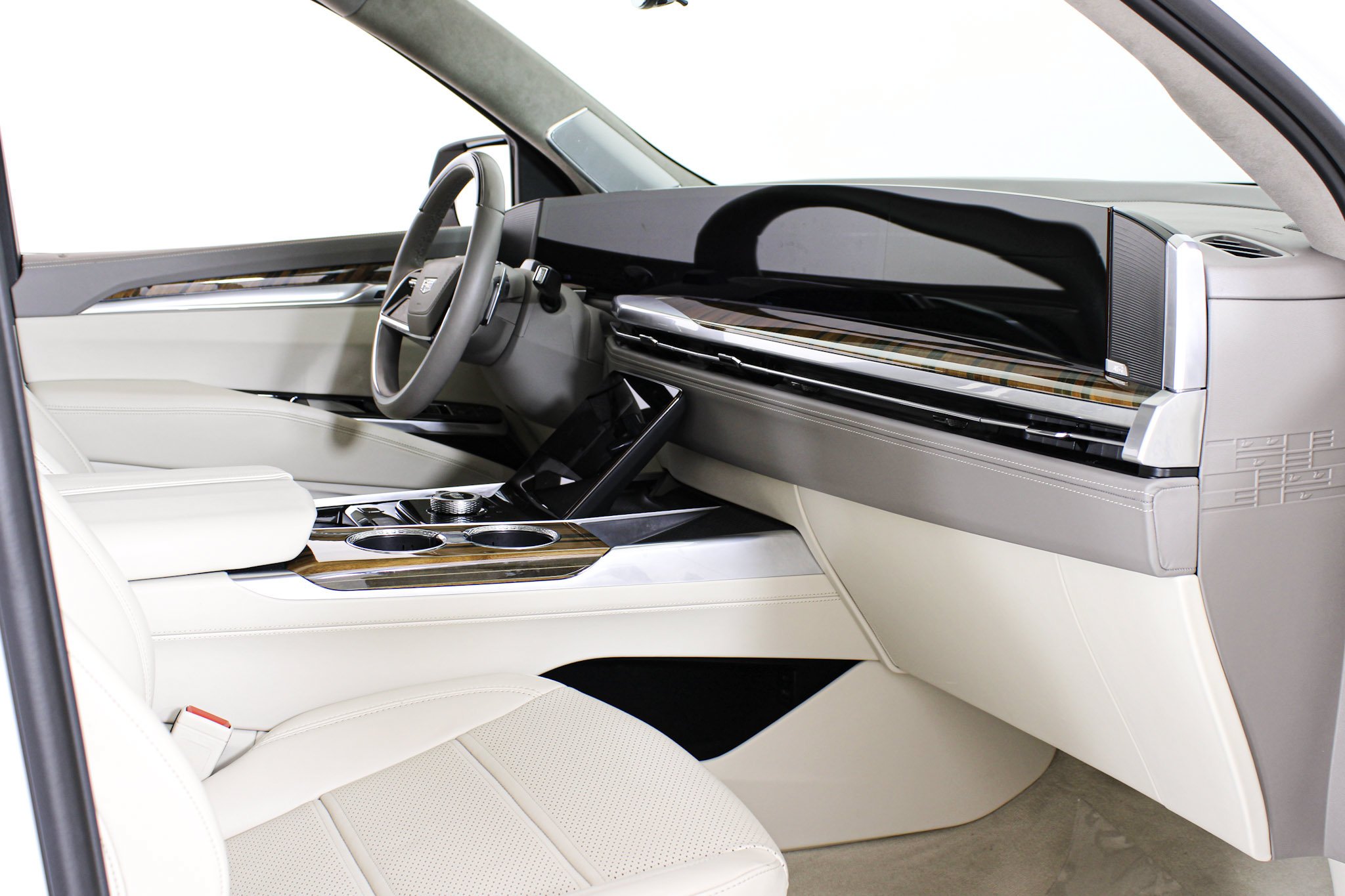 Used 2025 Crystal White Tricoat Cadillac Sport Platinum image 23