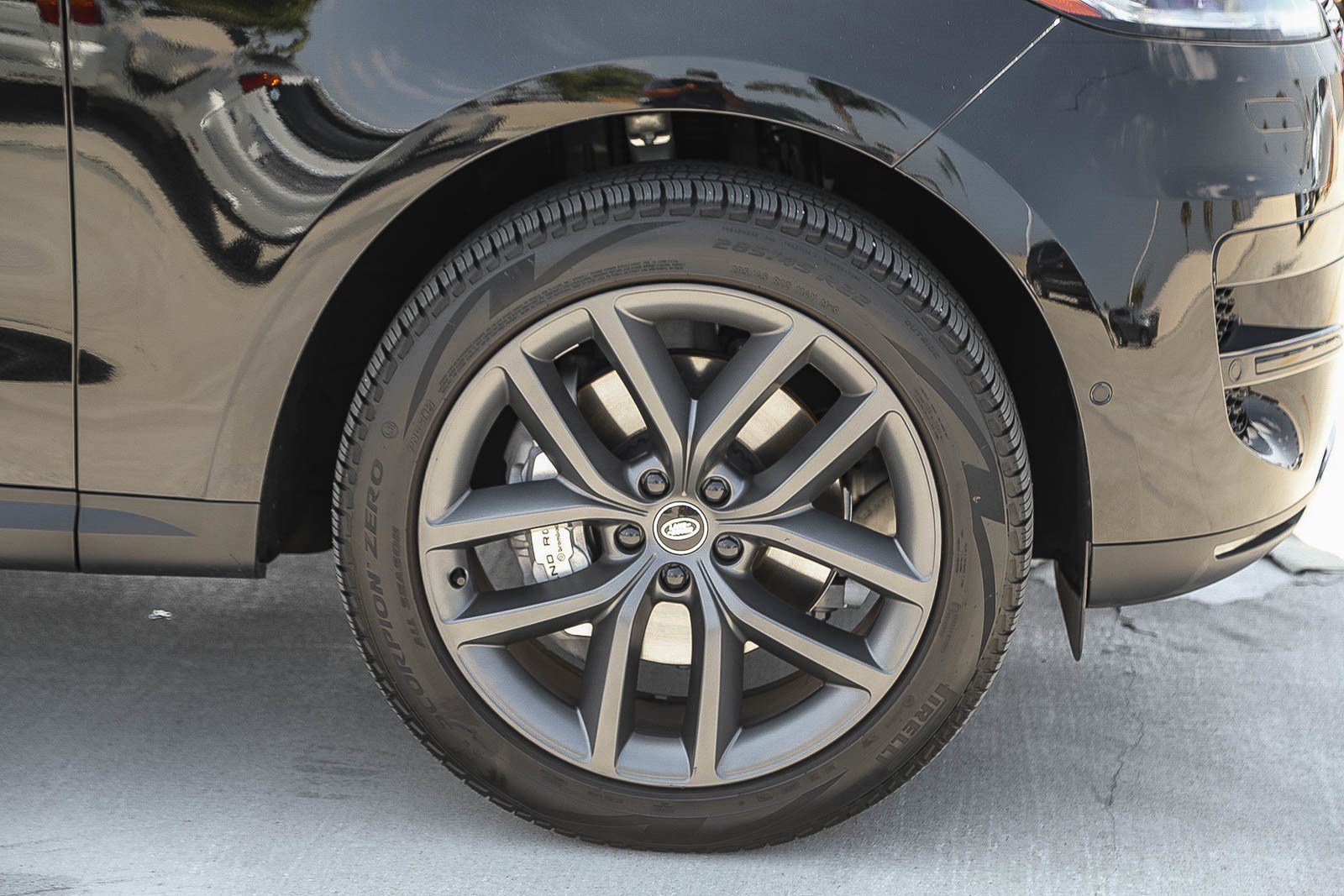 Used 2025 Santorini Black Metallic Land Rover SE image 9