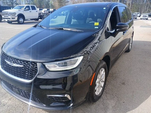 Used 2025 Black Chrysler Select image 6