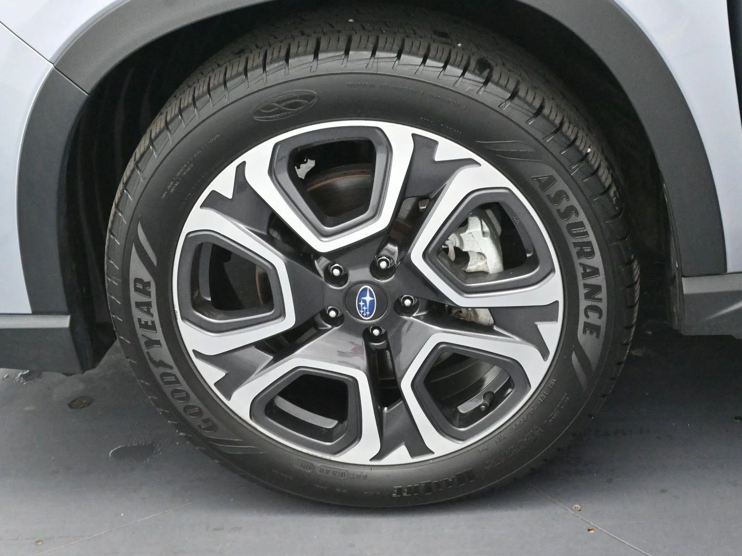 Used 2023 Ice Silver Metallic Subaru Limited image 37