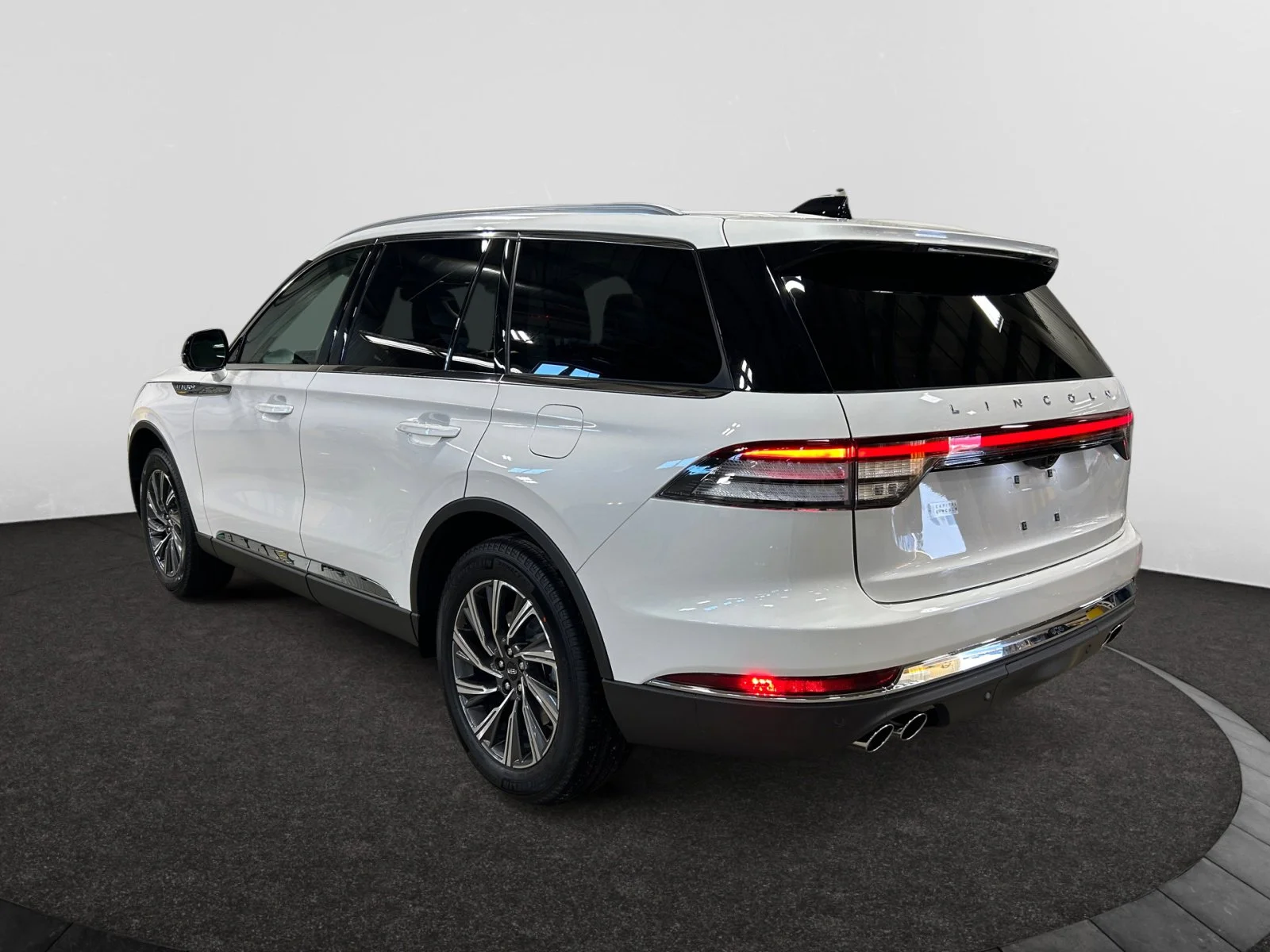 New 2026 Pristine White Metallic Tri-Coat Lincoln Premiere image 3