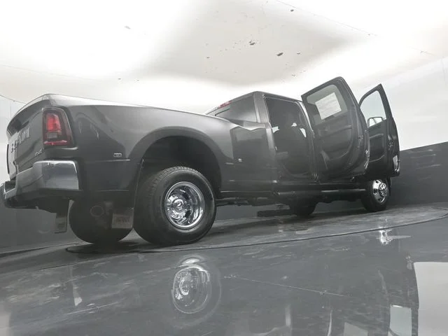 New 2026 Granite Crystal Metallic Clear-Coat Exterior Paint RAM Tradesman image 52
