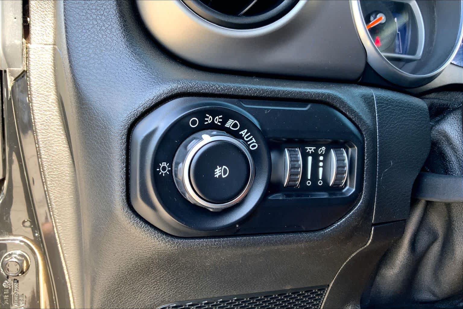 Used 2018 Black Clearcoat Jeep Sport S image 27