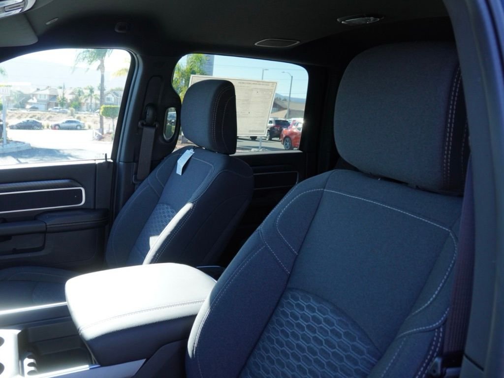 New 2026 Diamond Black Crystal Pearl-Coat Exterior Paint RAM Big Horn Night Edition image 20