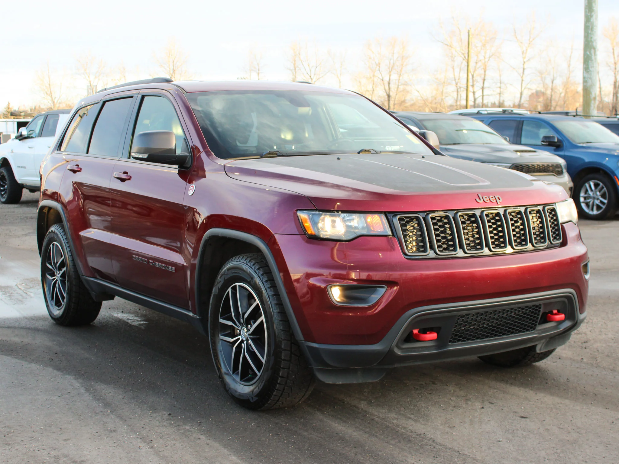 Used 2018 Red Jeep Trailhawk * V6 | Winter Tires | Heated/Vented Seats | Apple CarPlay | Navigation image 7