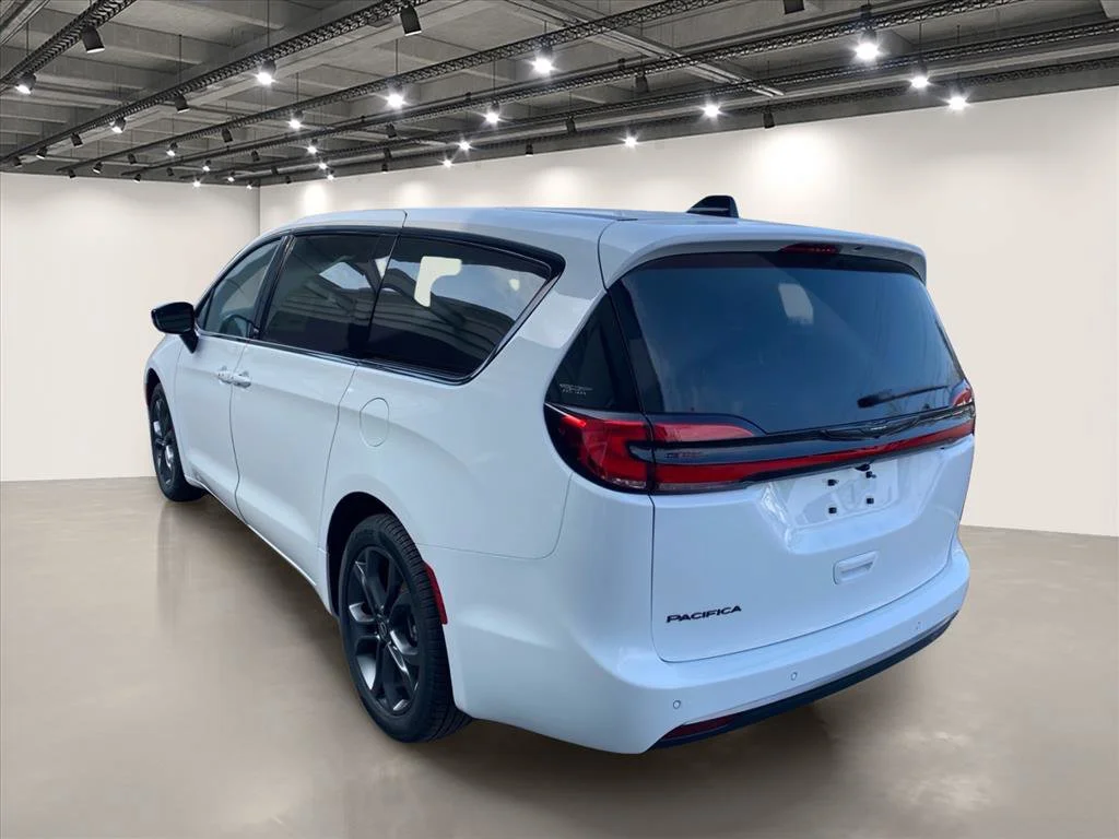 New 2026 Bright White Clear-Coat Exterior Paint Chrysler Select image 3