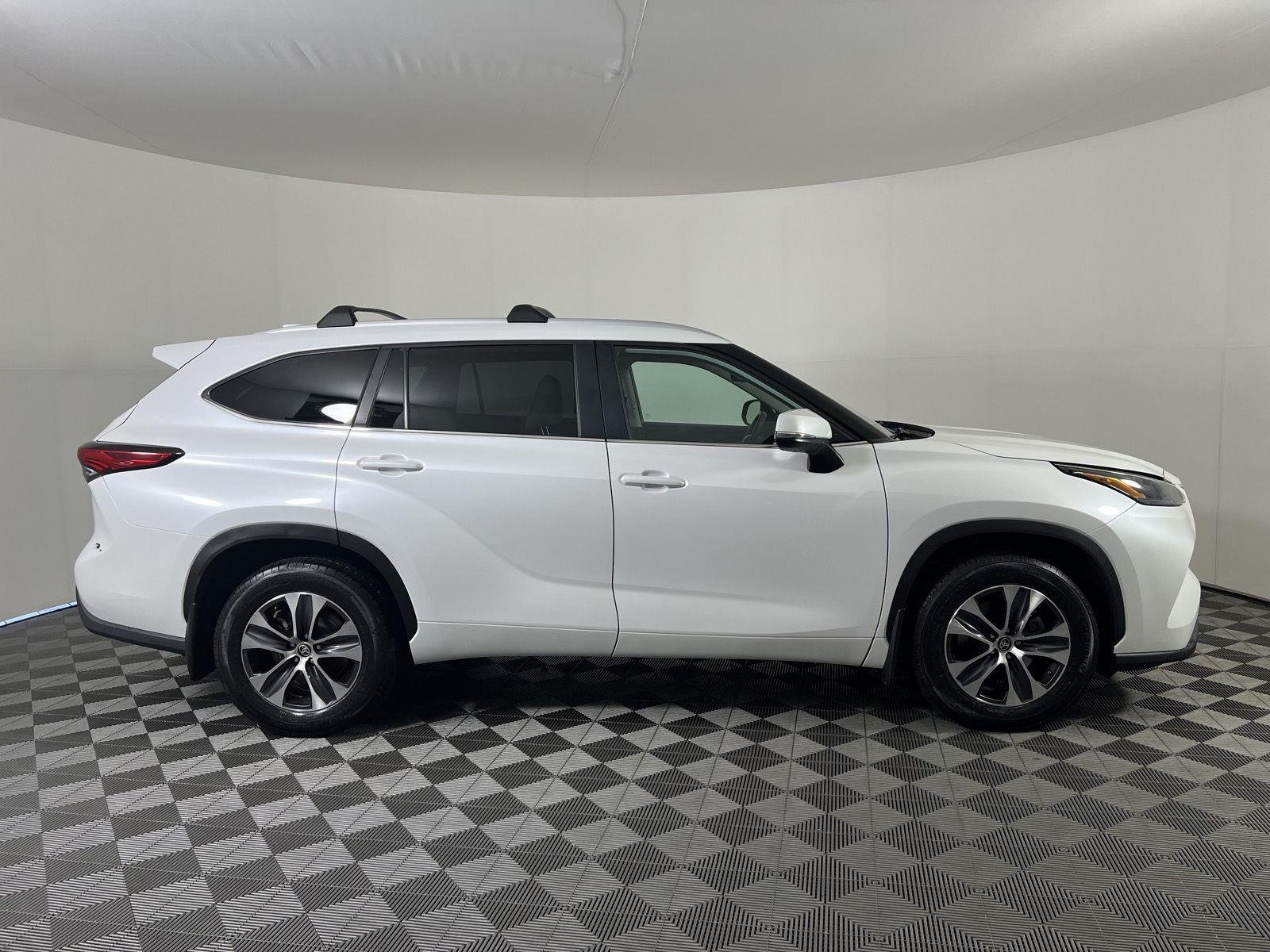 Used 2023 Wind Chill Pearl Toyota XLE image 27