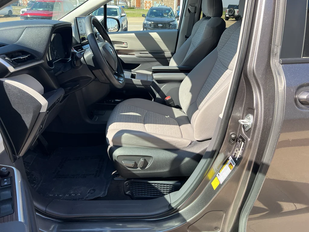 2023 Toyota Sienna LE - Photo 12