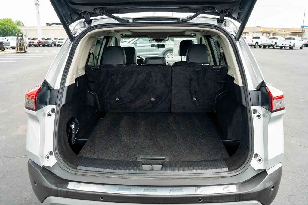 Used 2023 Silver Nissan SV image 31