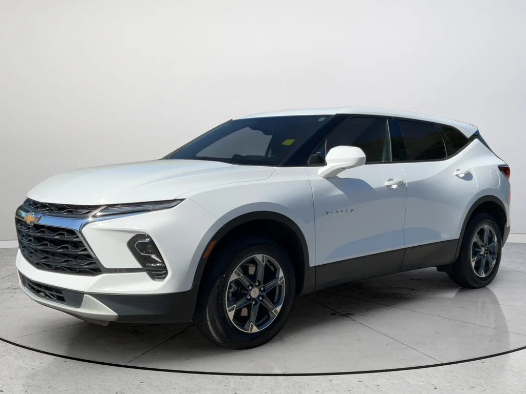 Used 2025 White Chevrolet LT image 5