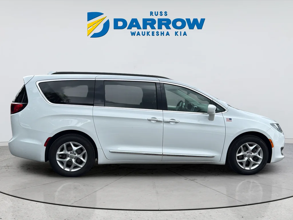 Used 2017 White Chrysler Touring L image 6