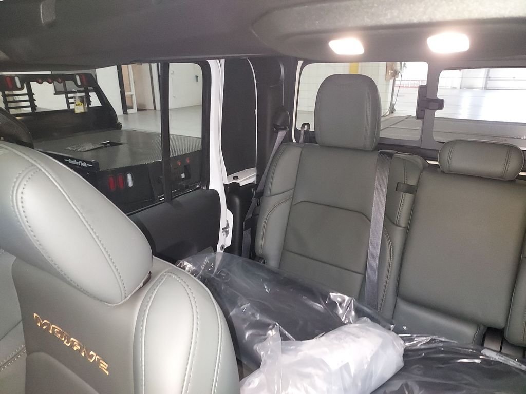 New 2026 Bright White Clear-Coat Exterior Paint Jeep Mojave X image 12