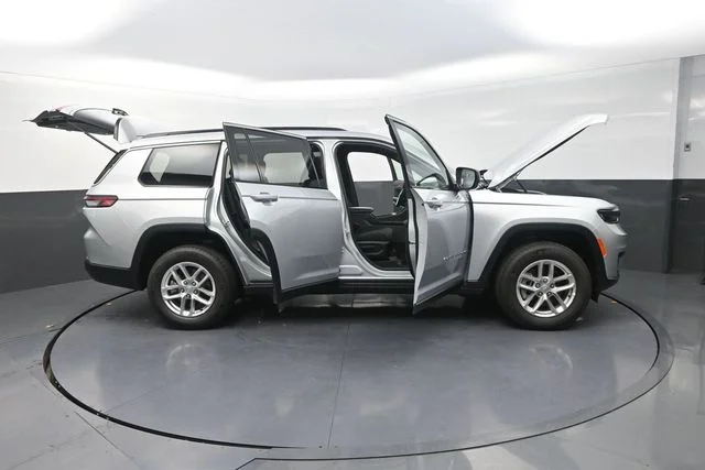 Used 2025 Silver Jeep Laredo image 37