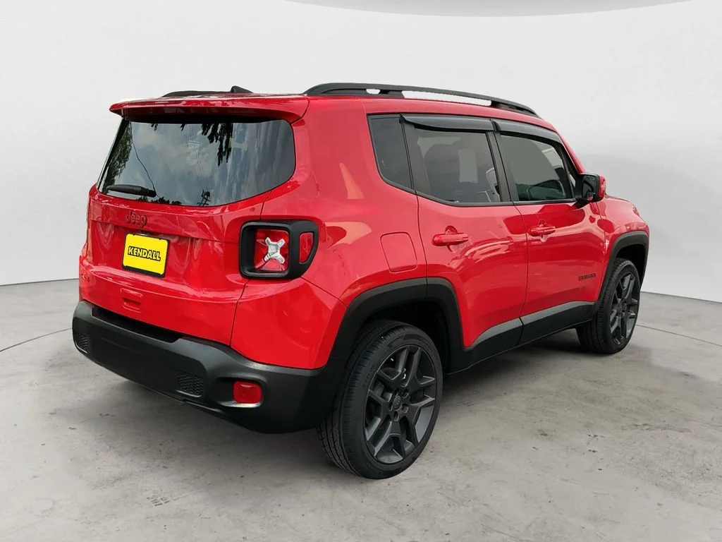 Used 2022 Red Jeep Latitude image 5