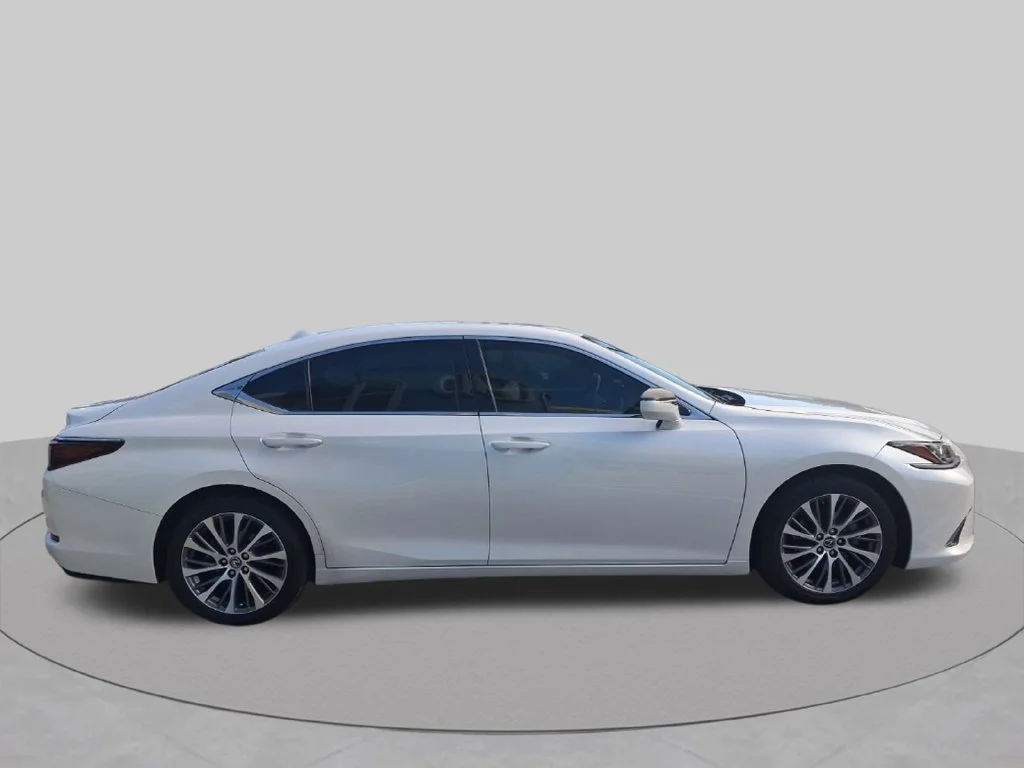 Used 2021 White Lexus 350 image 4