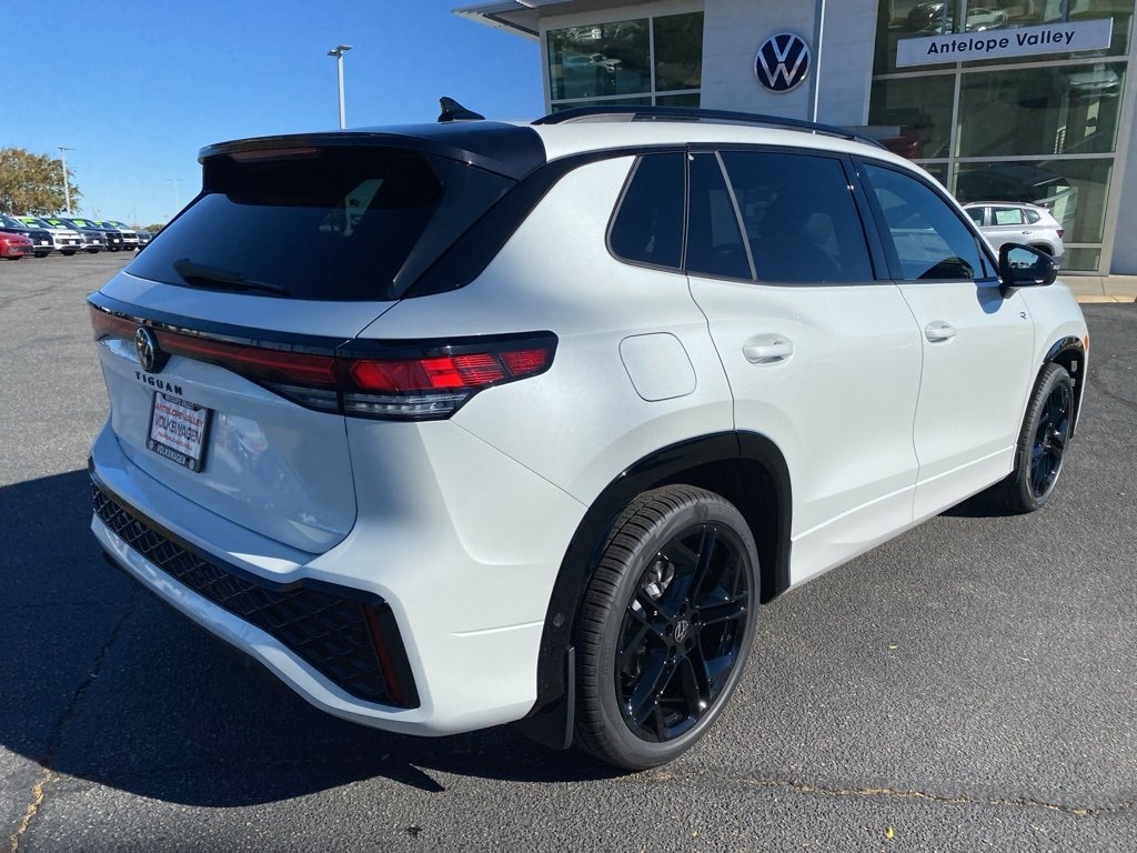 2026 Volkswagen Tiguan SE R-Line Black photo 4