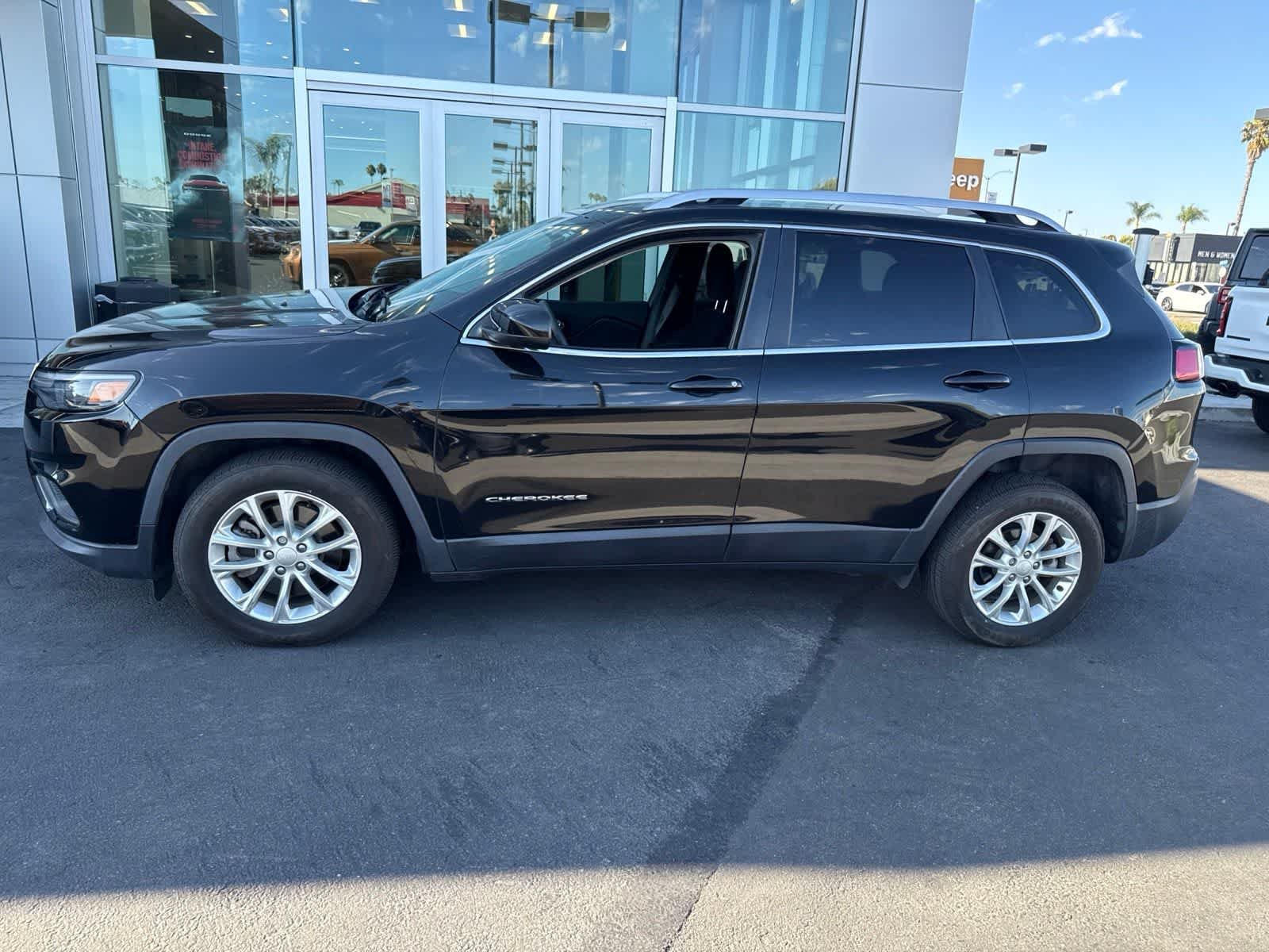 Used 2019 Diamond Black Crystal Pearlcoat Jeep Latitude image 20