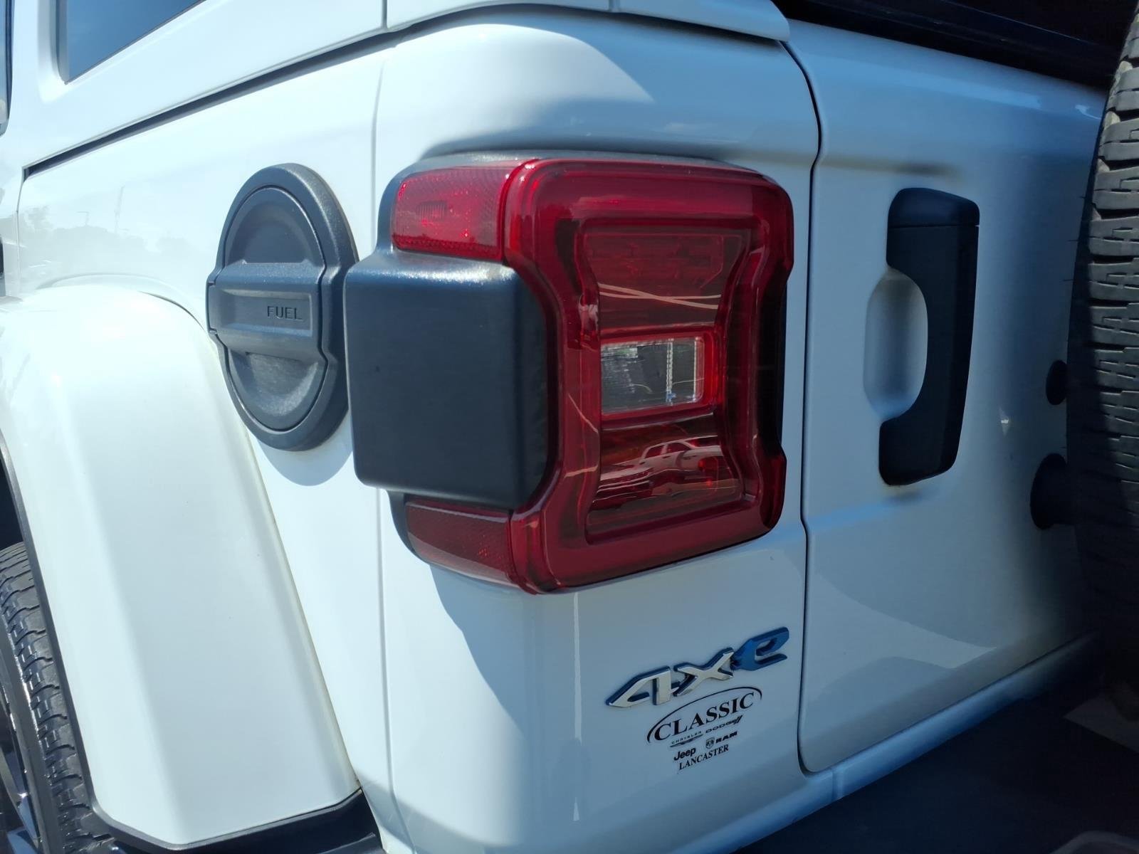 Used 2022 Bright White Clearcoat Jeep Unlimited Sahara image 19