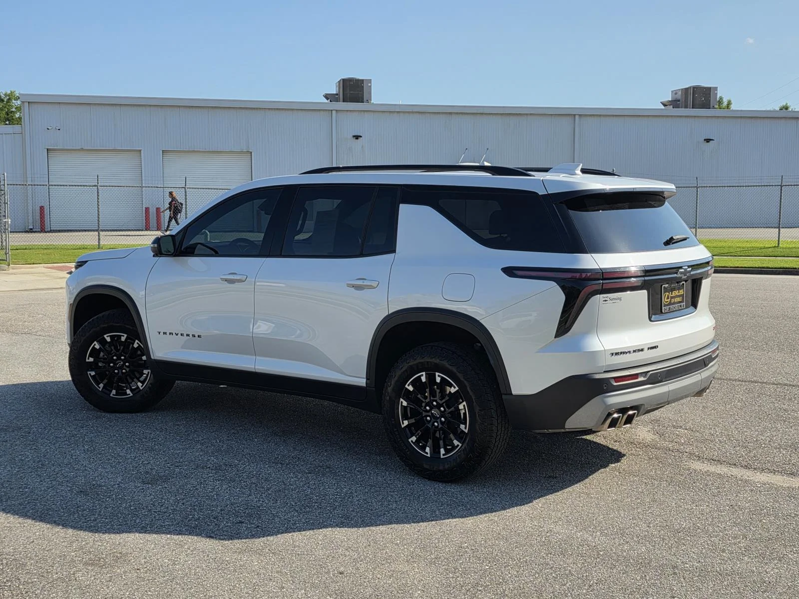 Used 2025 Pearl Chevrolet Z71 image 4
