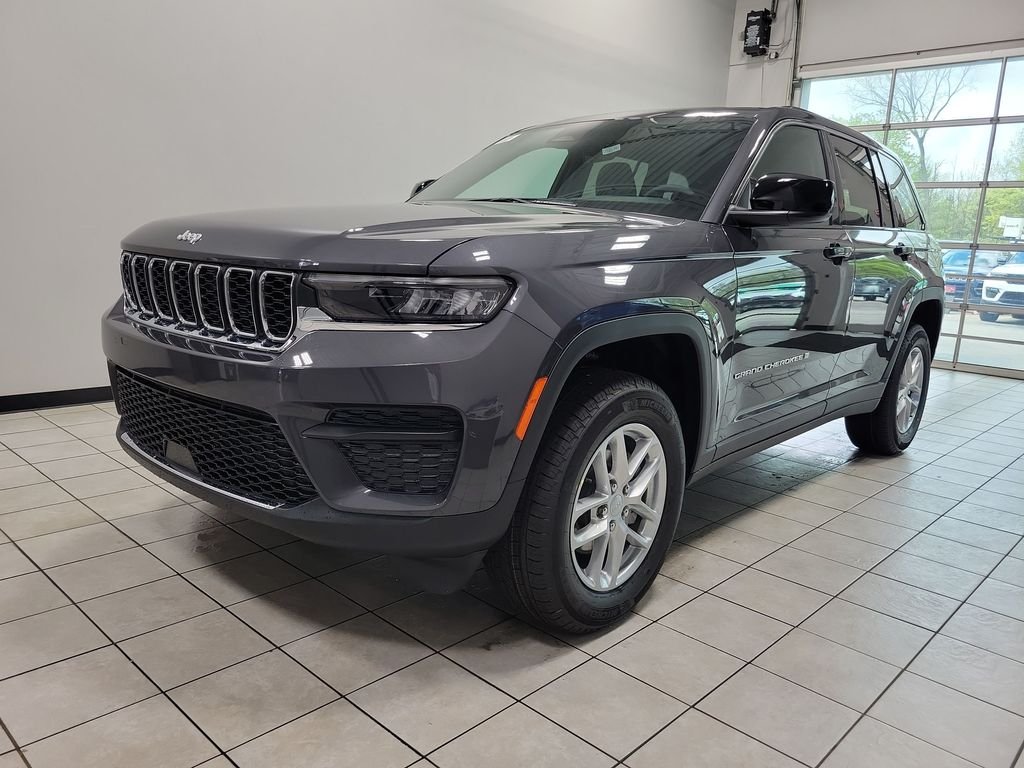 New 2026 Baltic Gray Metallic Clear-Coat Exterior Paint Jeep Laredo X image 3