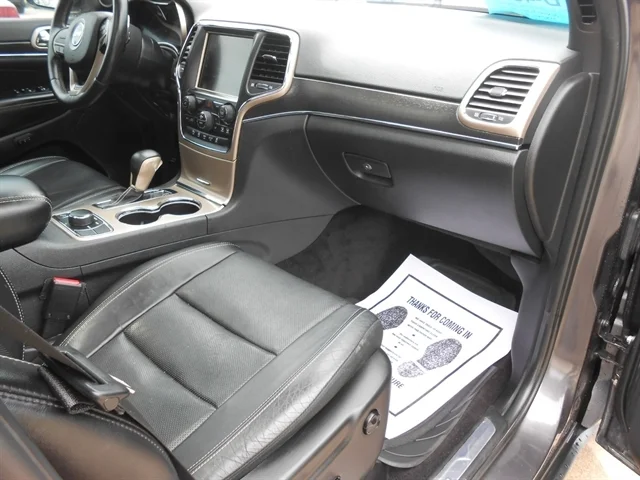 Used 2017 Granite Crystal Metallic JEEP Limited image 9