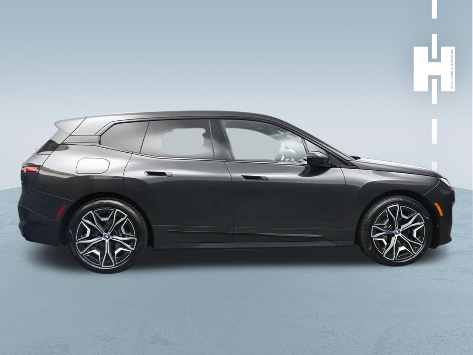 Used 2022 Gray BMW xDrive50 image 3