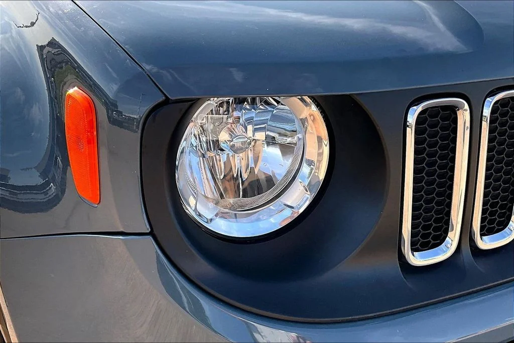 Used 2018 Gray Jeep Sport image 31