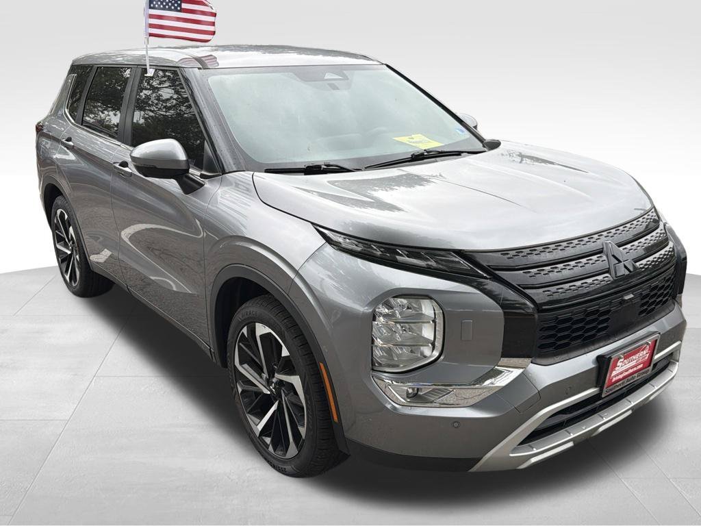 Used 2023 Silver Mitsubishi SE image 3