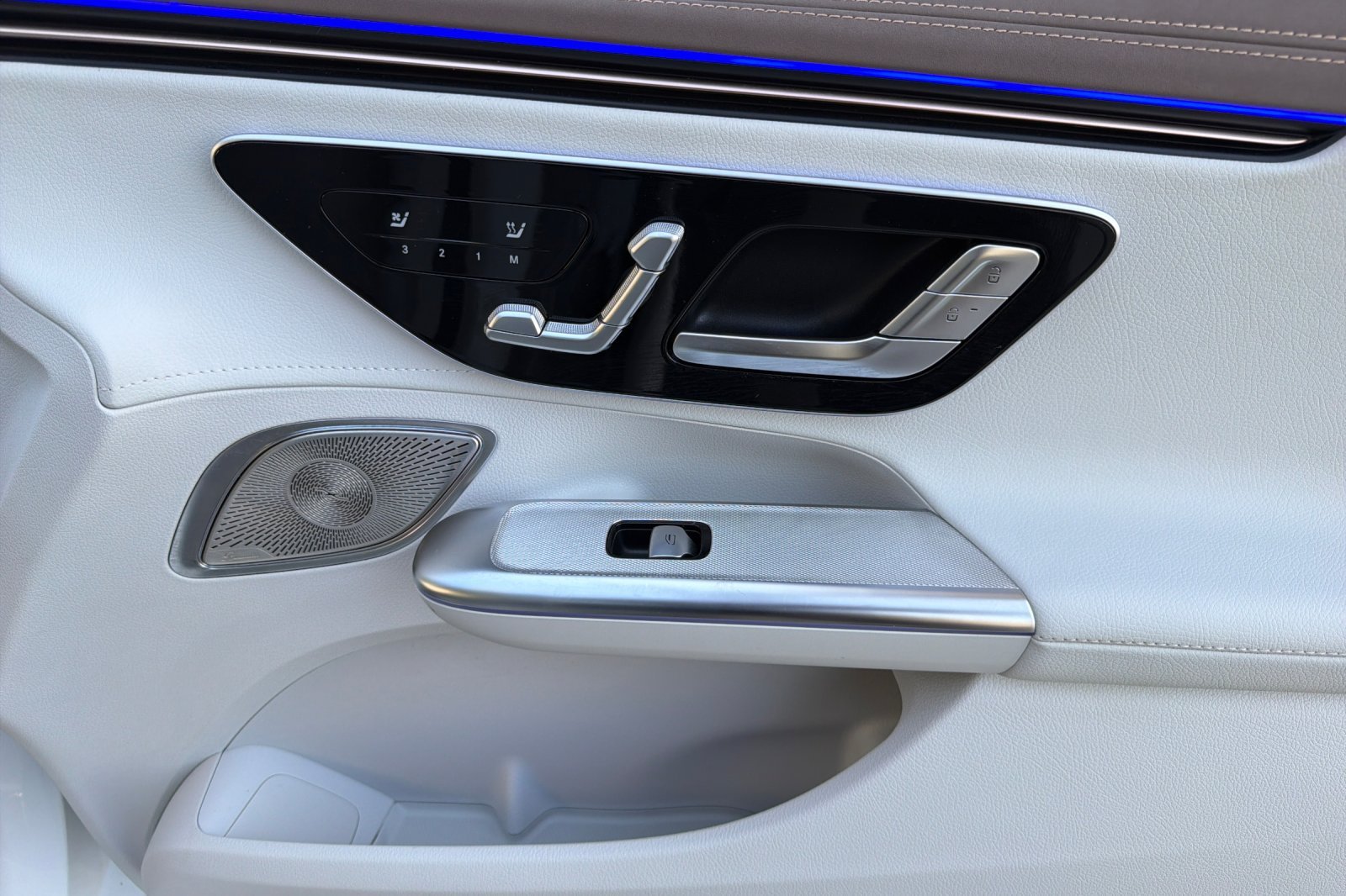 Certified Used 2023 White/off-white Mercedes-Benz 500 Sedan image 37