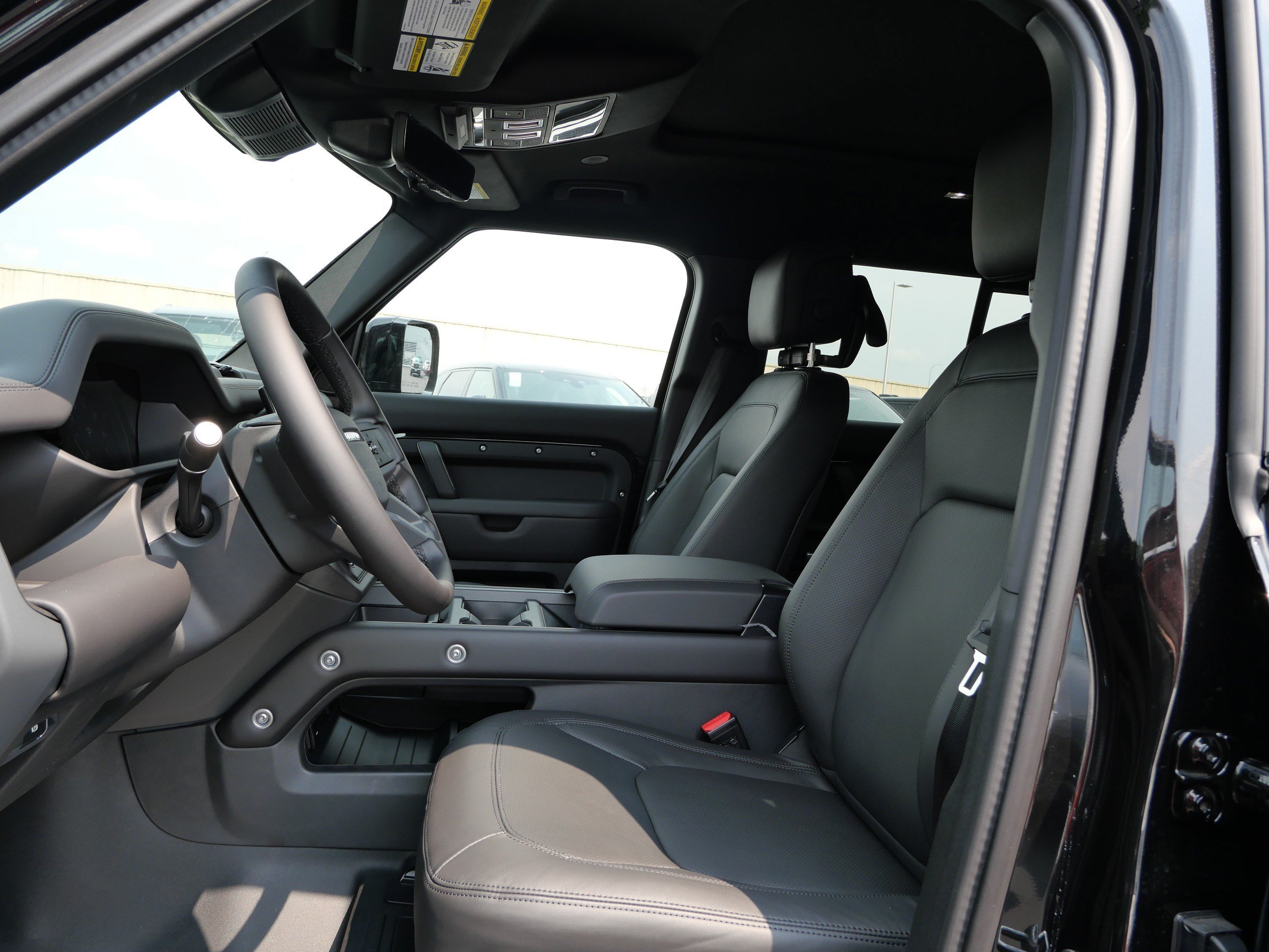 New 2026 Santorini Black Land Rover X-Dynamic SE image 3