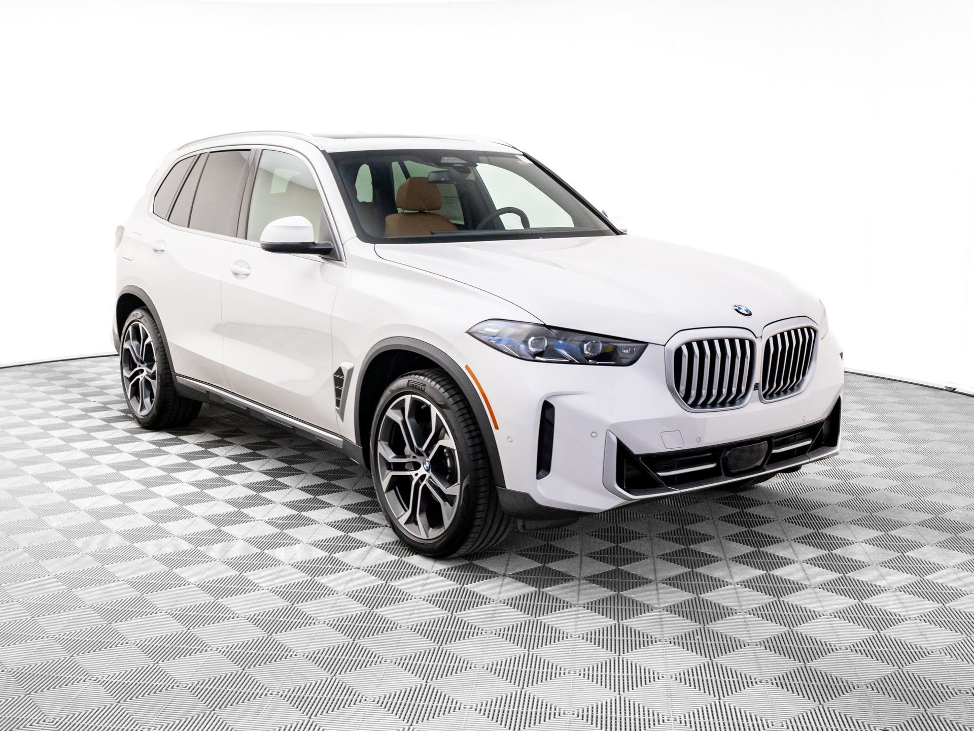 New 2026 Mineral White Metallic BMW xDrive40i image 9