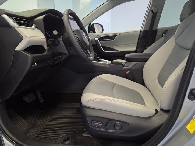 Used 2025 Silver Sky Metallic Toyota XLE Premium image 11