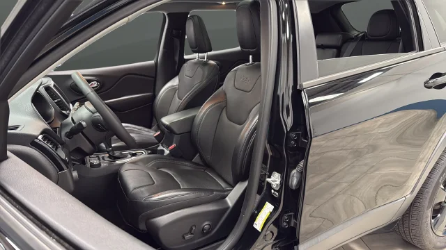 Used 2023 Diamond Black Jeep Altitude image 10