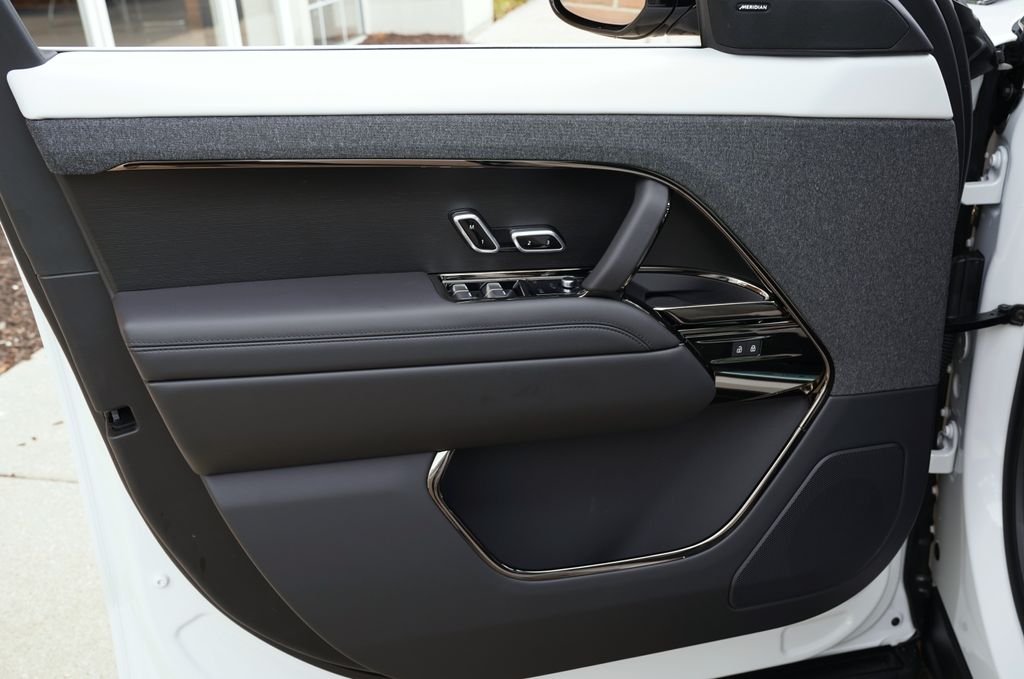 New 2026 Fuji White Land Rover Dynamic SE image 10