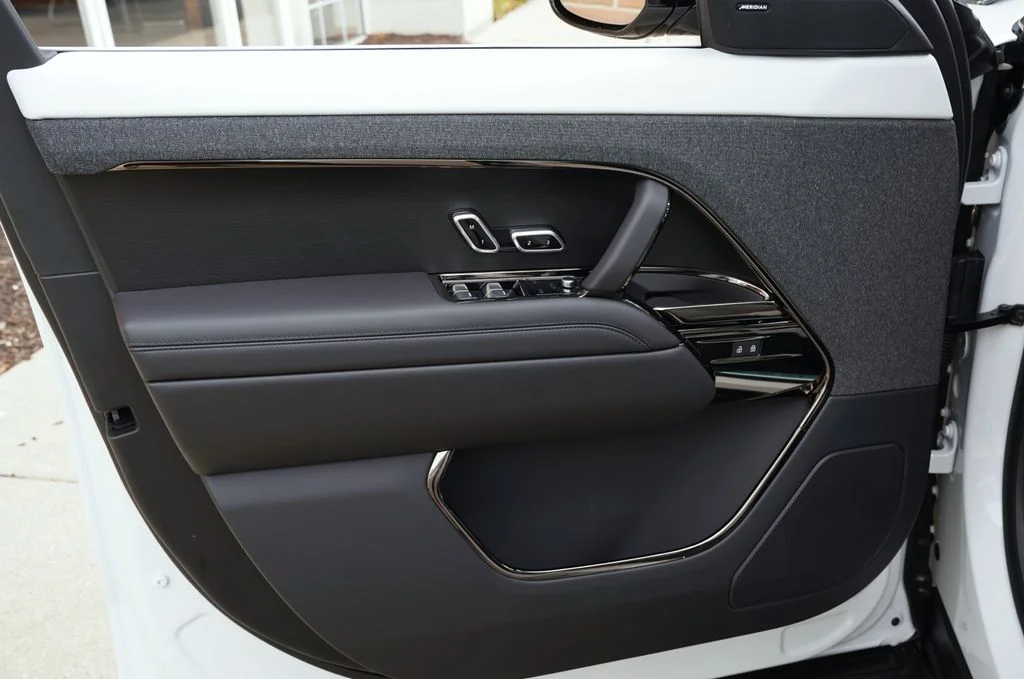 New 2026 Fuji White Land Rover Dynamic SE image 10
