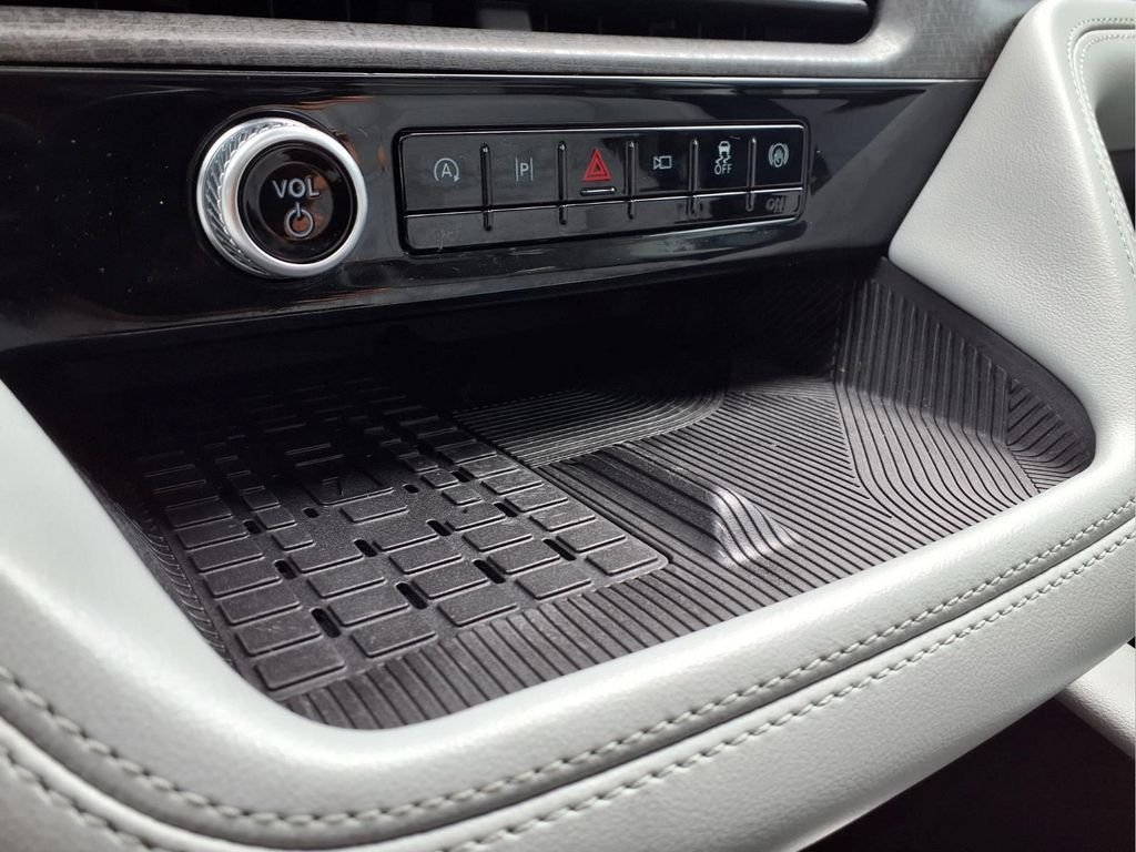 Used 2025 White Ford Platinum image 24