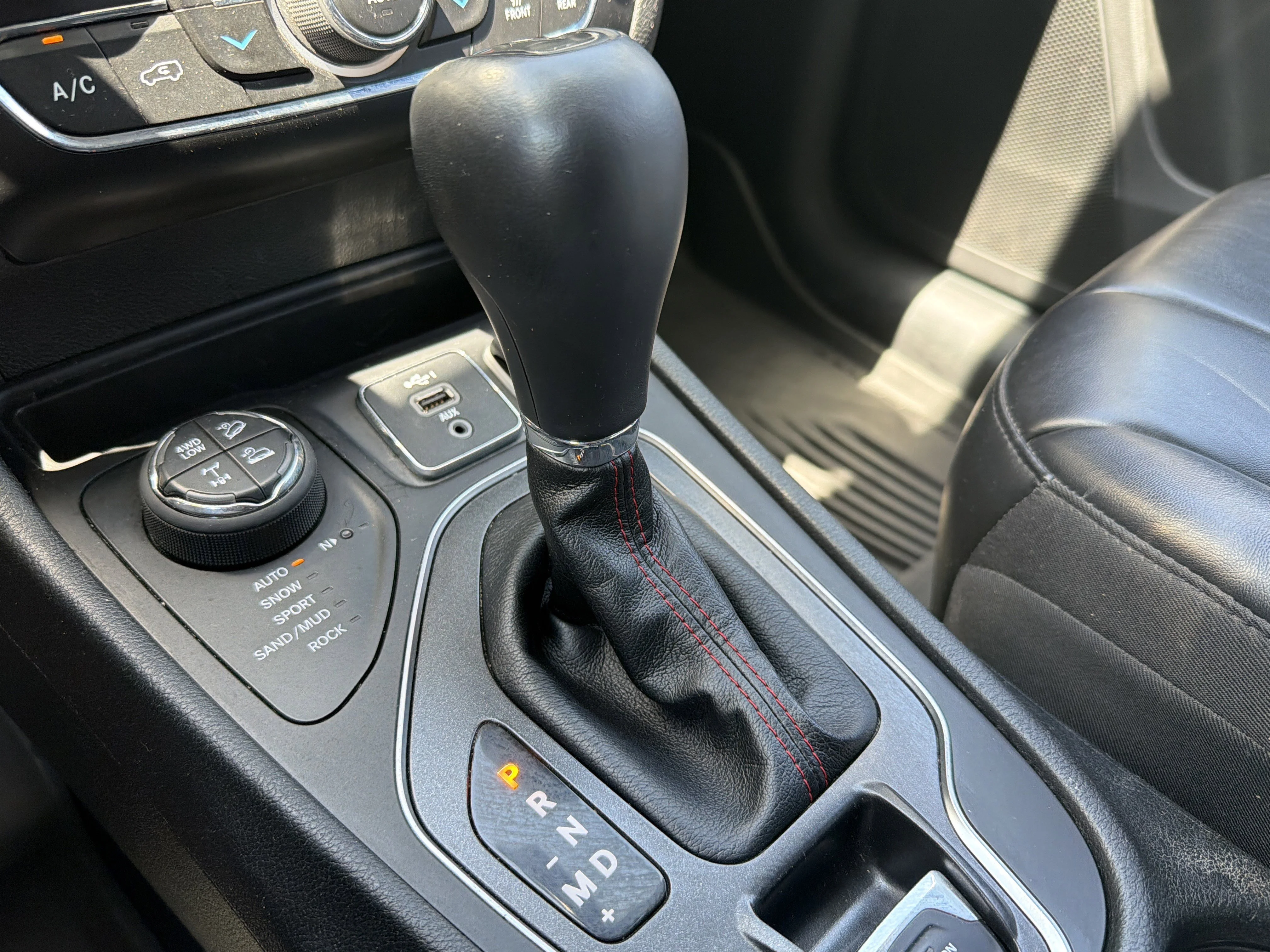 Used 2020 Light Brownstone Pearlcoat Jeep Trailhawk image 23