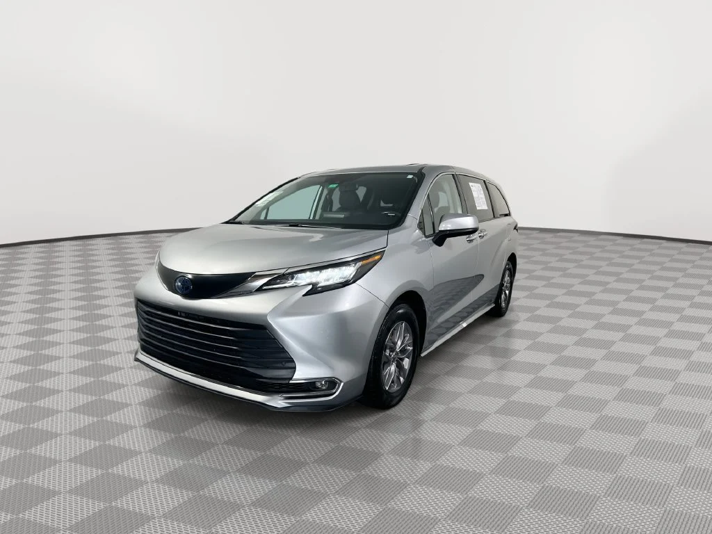 Used 2022 Silver Toyota XLE image 2