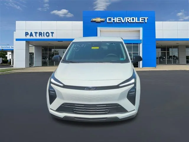 New 2027 Summit White Chevrolet LT image 5