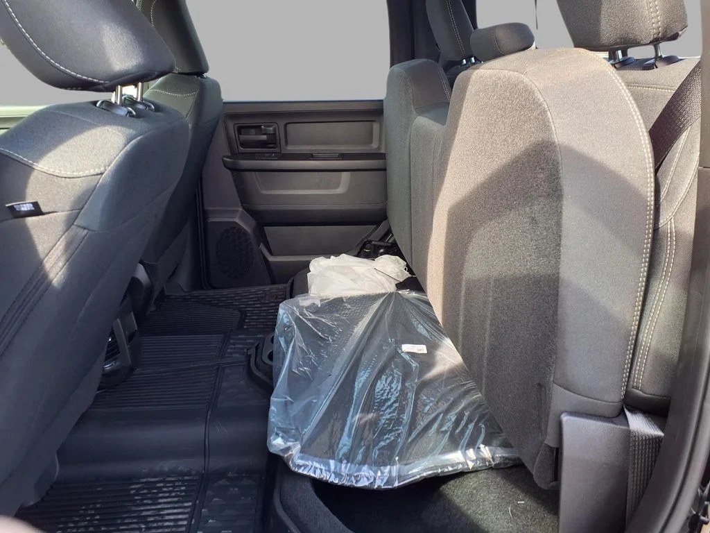New 2026 Diamond Black Crystal Pearl-Coat Exterior Paint RAM Tradesman image 23