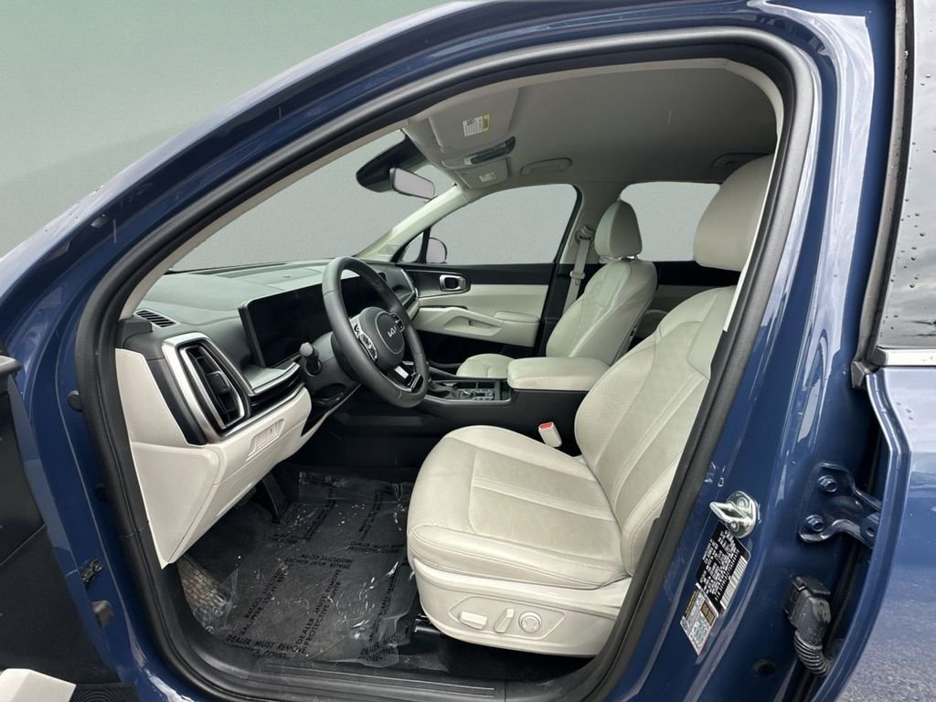 Used 2025 Black Kia S image 18