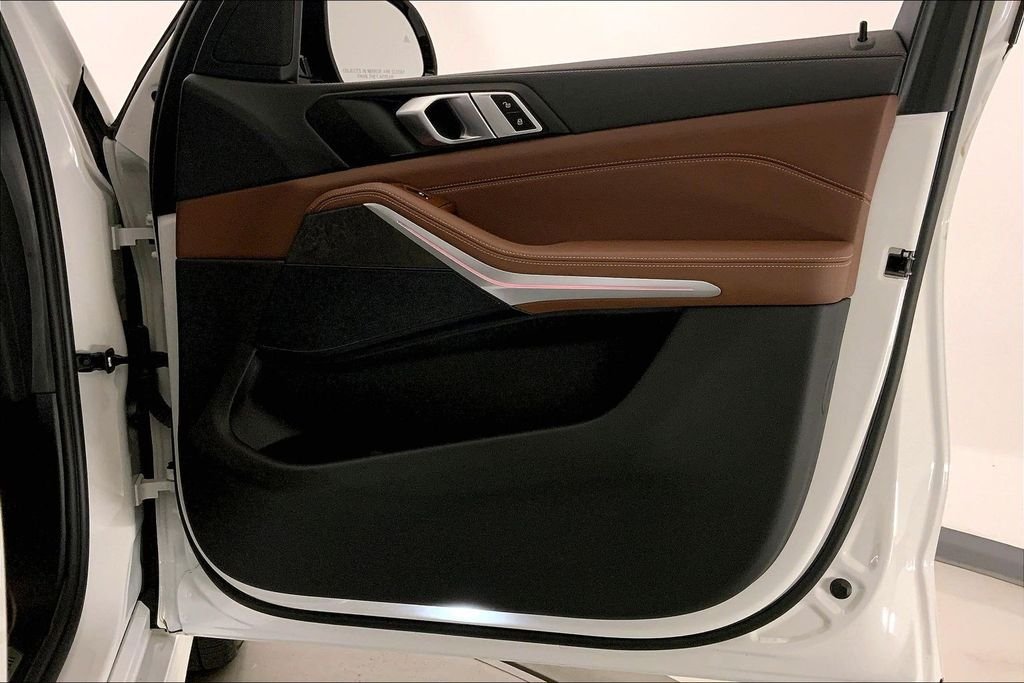 Used 2022 Mineral White Metallic BMW  image 25