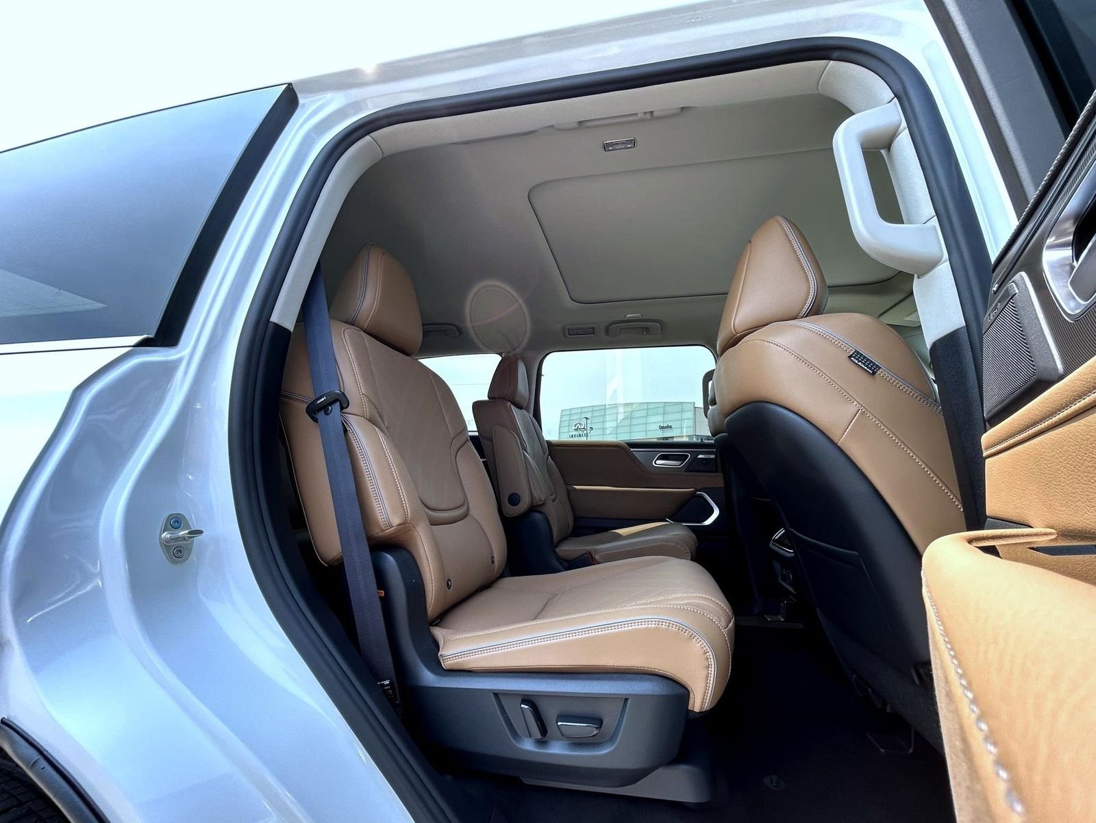 New 2027 RADIANT WHITE INFINITI Luxe 4WD image 18